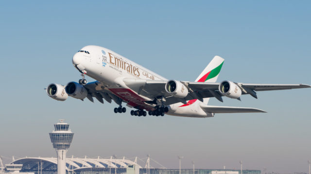 A380 de Emirates captura erróneamente senda de planeo en Rusia