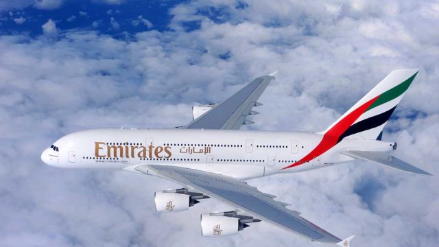 A380 de Emirates desciende muy bajo en aproximación a JFK.