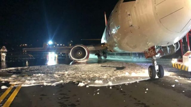 Colapsa tren de aterrizaje de avión de Avior en Bogotá