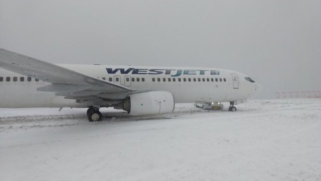Se despista B737 de WestJet en Halifax