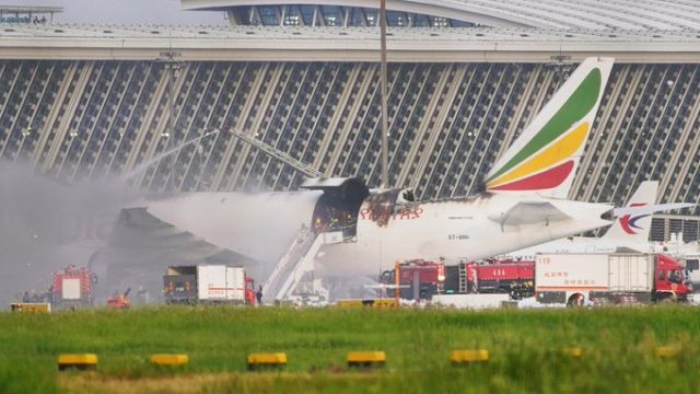 Boeing 777F de Ethiopian Airlines se incendia en Shanghai, China