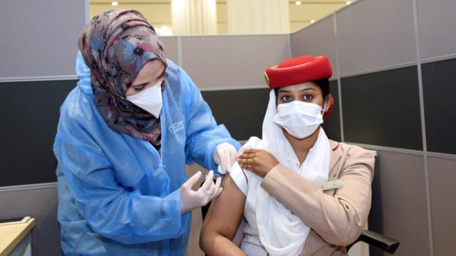 Emirates solicita al personal vacunarse o pagar periódicamente sus pruebas de COVID-19
