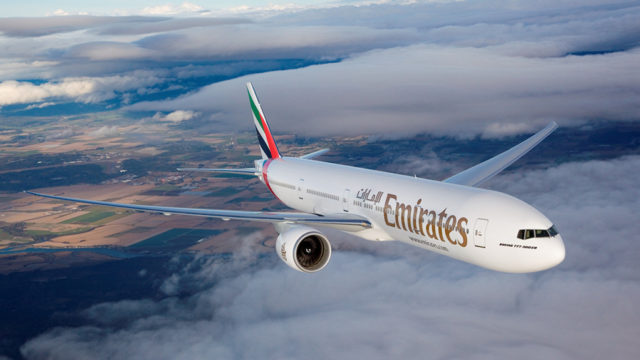 Sobrecargo de Emirates salta de 777-300ER