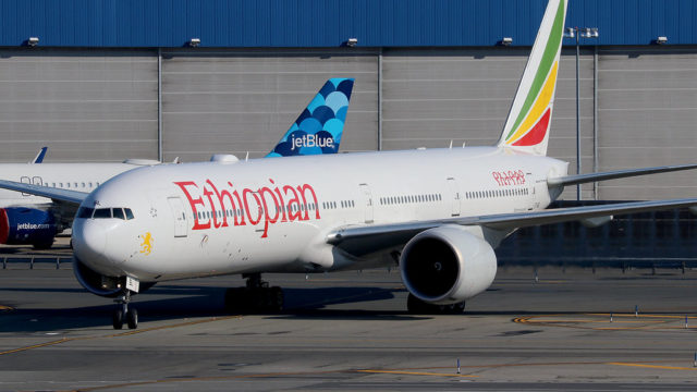 Boeing 777 de Ethiopian Airlines queda atascado al salir de calle de rodaje