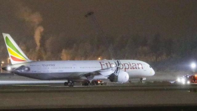 Golpea Dreamliner de Ethiopian Airlines   mástil de iluminación en el aeropuerto de Oslo