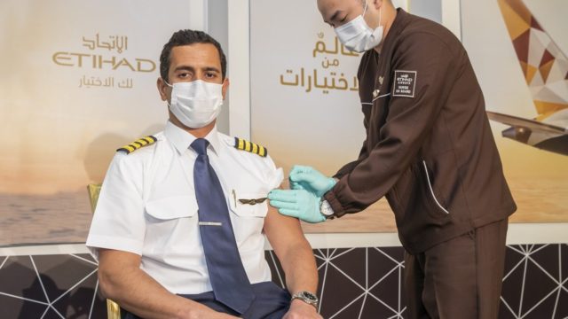 Etihad Airways primera aerolínea en el mundo en vacunar a todos sus pilotos y sobrecargos