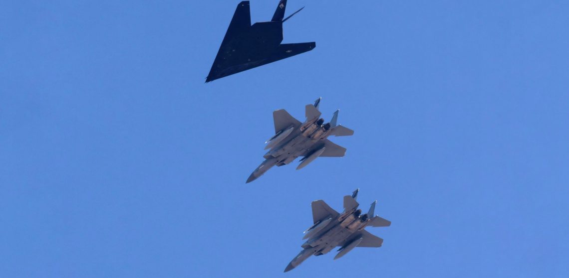 F-117 Nighthawks realizan ejercicios de entrenamiento