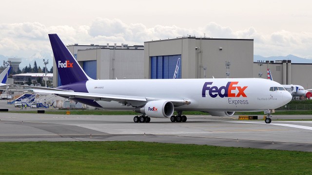 FedEx pondrá en tierra algunas aeronaves para reducir costos