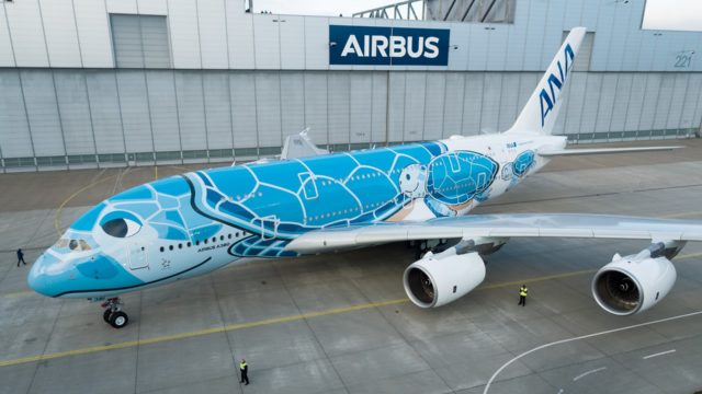 El primer A380 de ANA sale del taller de pintura de Airbus con exclusiva librea