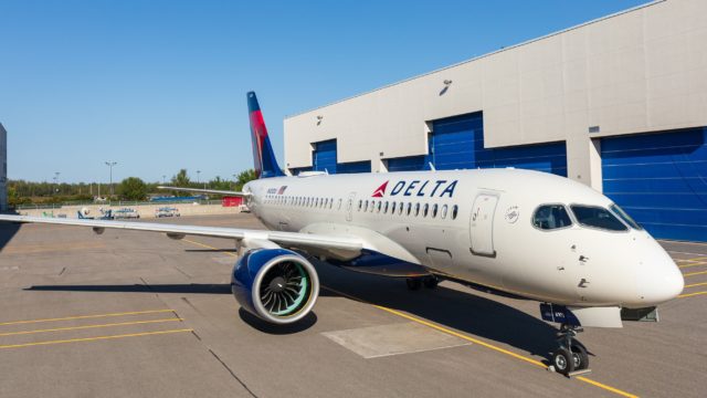 El primer A220-100 de Delta Air Lines sale del hangar de pintura de Mirabel