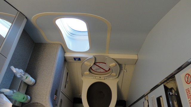 Boeing busca reducir tamaño de baños para acomodar más asientos en 777-300