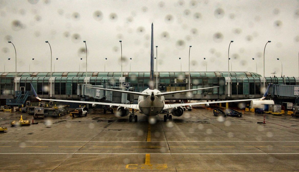 Aerolíneas cancelan miles de vuelos en Estados Unidos por el huracán Ian
