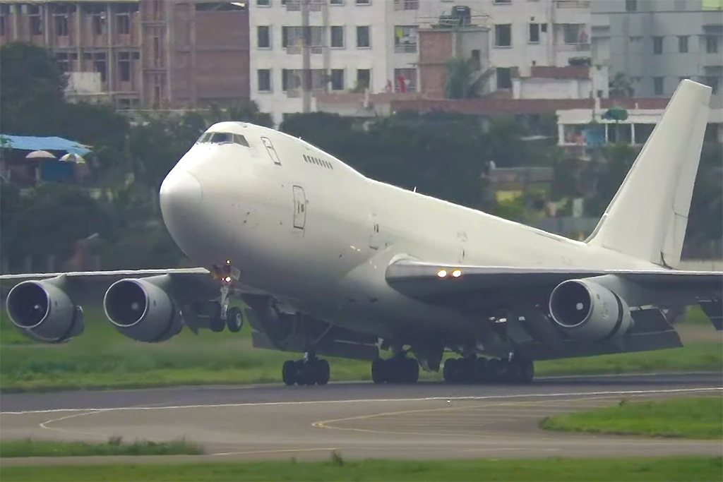 Boeing 747 de Fly Pro realiza maniobra para evitar  colisión