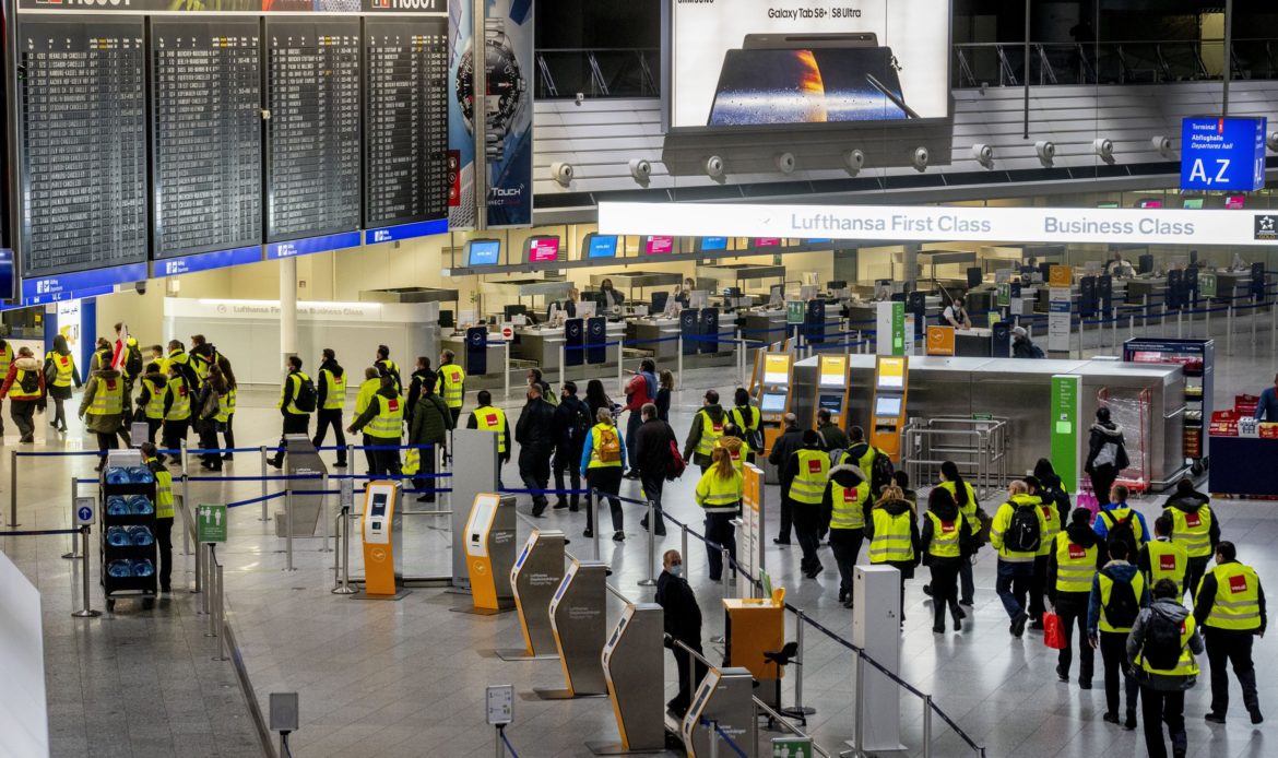 Aerolíneas cancelan vuelos en aeropuertos alemanes por huelga de personal de seguridad