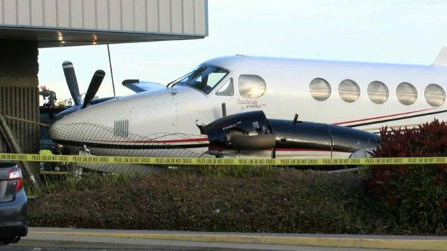 Adolescente estrella King Air contra hangar de mantenimiento