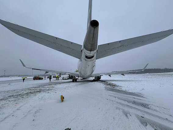 Avión de LOT sale de la pista en Vilna; aeropuerto suspende operaciones temporalmente
