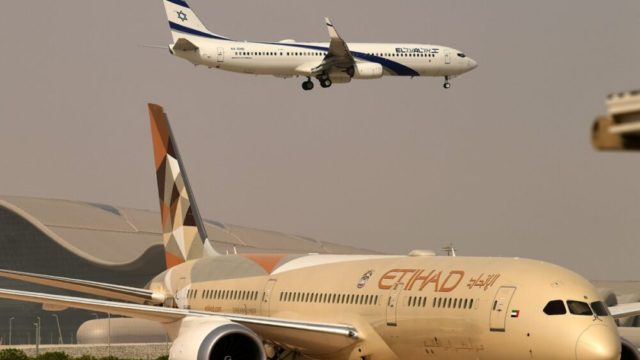 Cierre del espacio aéreo iraní provoca desvíos de vuelos en Medio Oriente