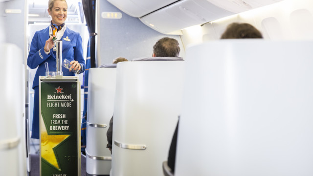 KLM comienza a servir cerveza de barril Heineken en vuelo