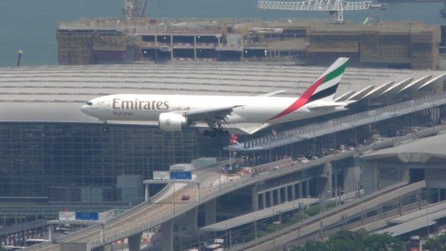 Vuelo de Emirates a Hong Kong presenta pasajeros con Covid-19