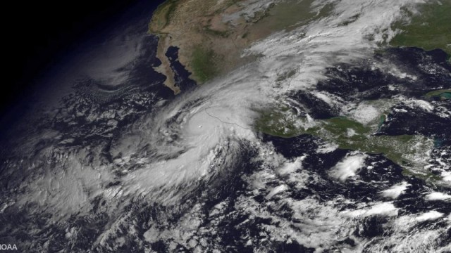 Cancelación de vuelos por impacto de huracán Patricia