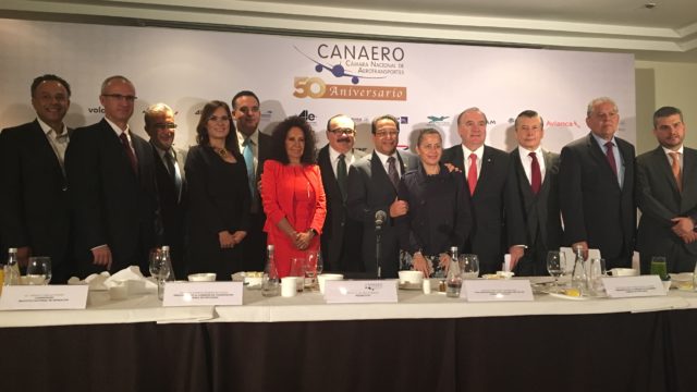 Firma Canaero compromiso para mejorar servicio y disminuir demoras en vuelos
