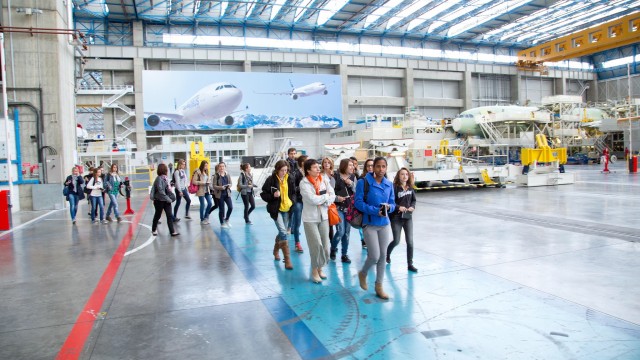 Recibe Airbus a 80 alumnas aeronáuticas