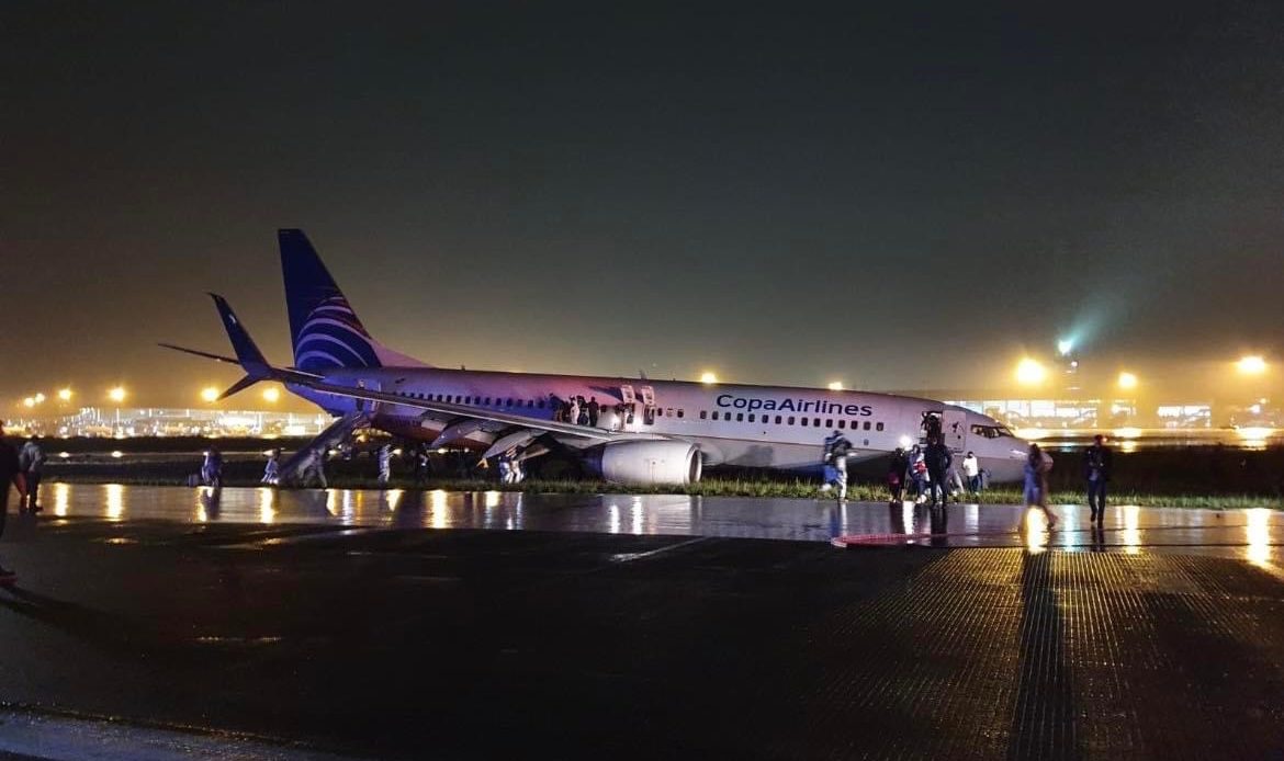 B737 de Copa Airlines sufre excursión de pista en Panamá