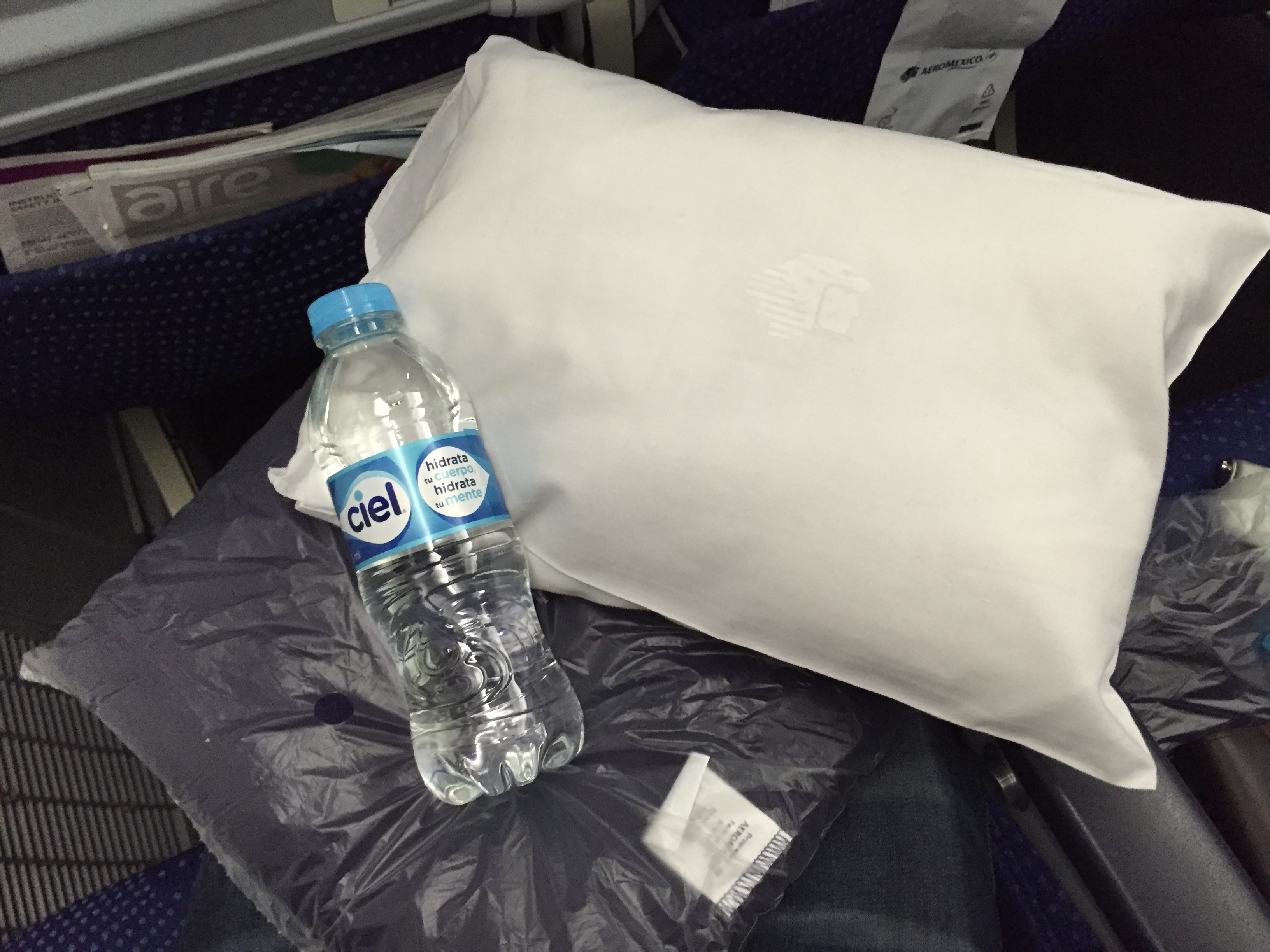 Buen detalle: Además de la cobija y almohada, cada pasajero recibió una botellita de agua. 