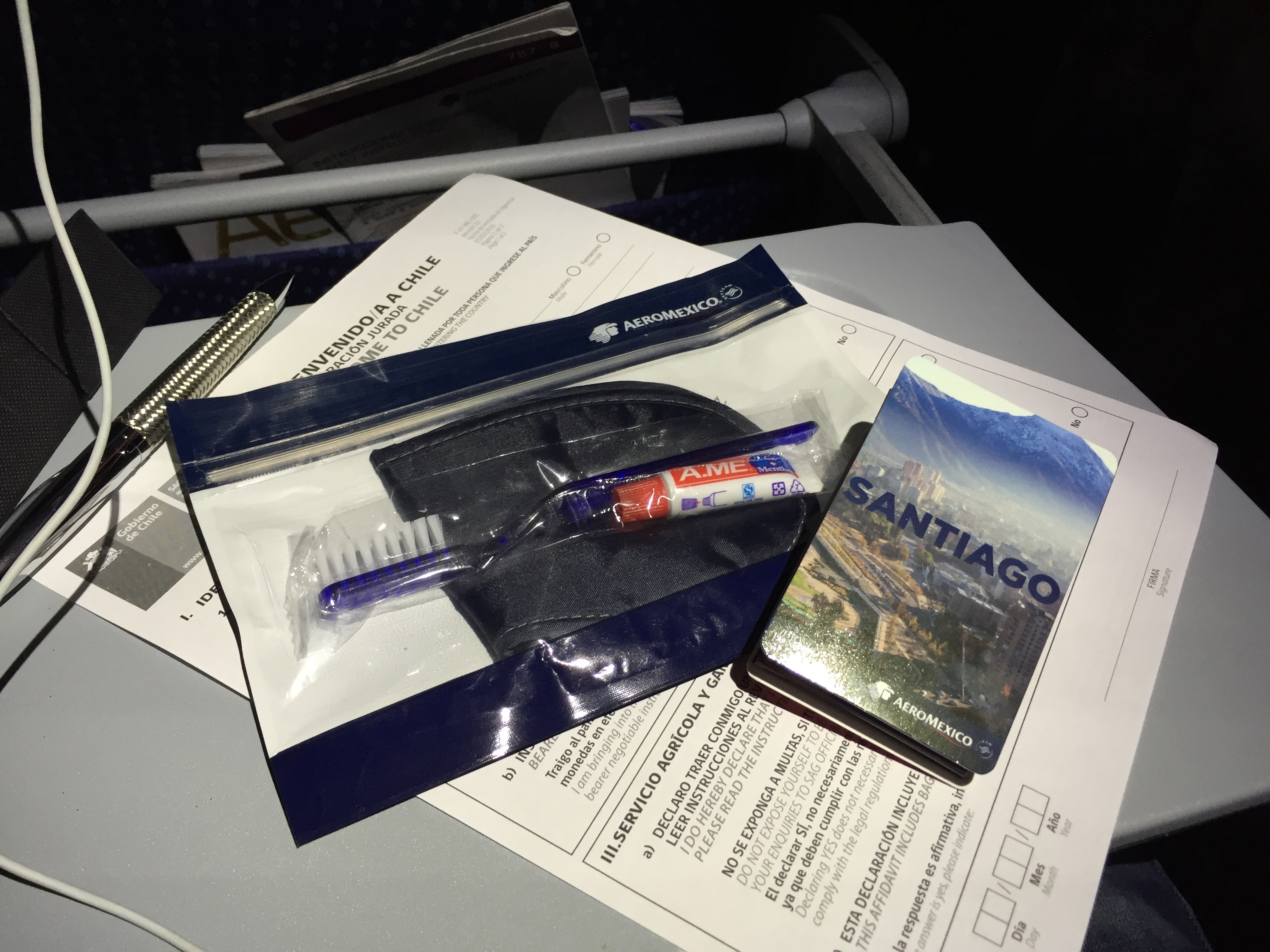Amenity Kit de clase turista: Antifaz, Cepillo y pasta dental.