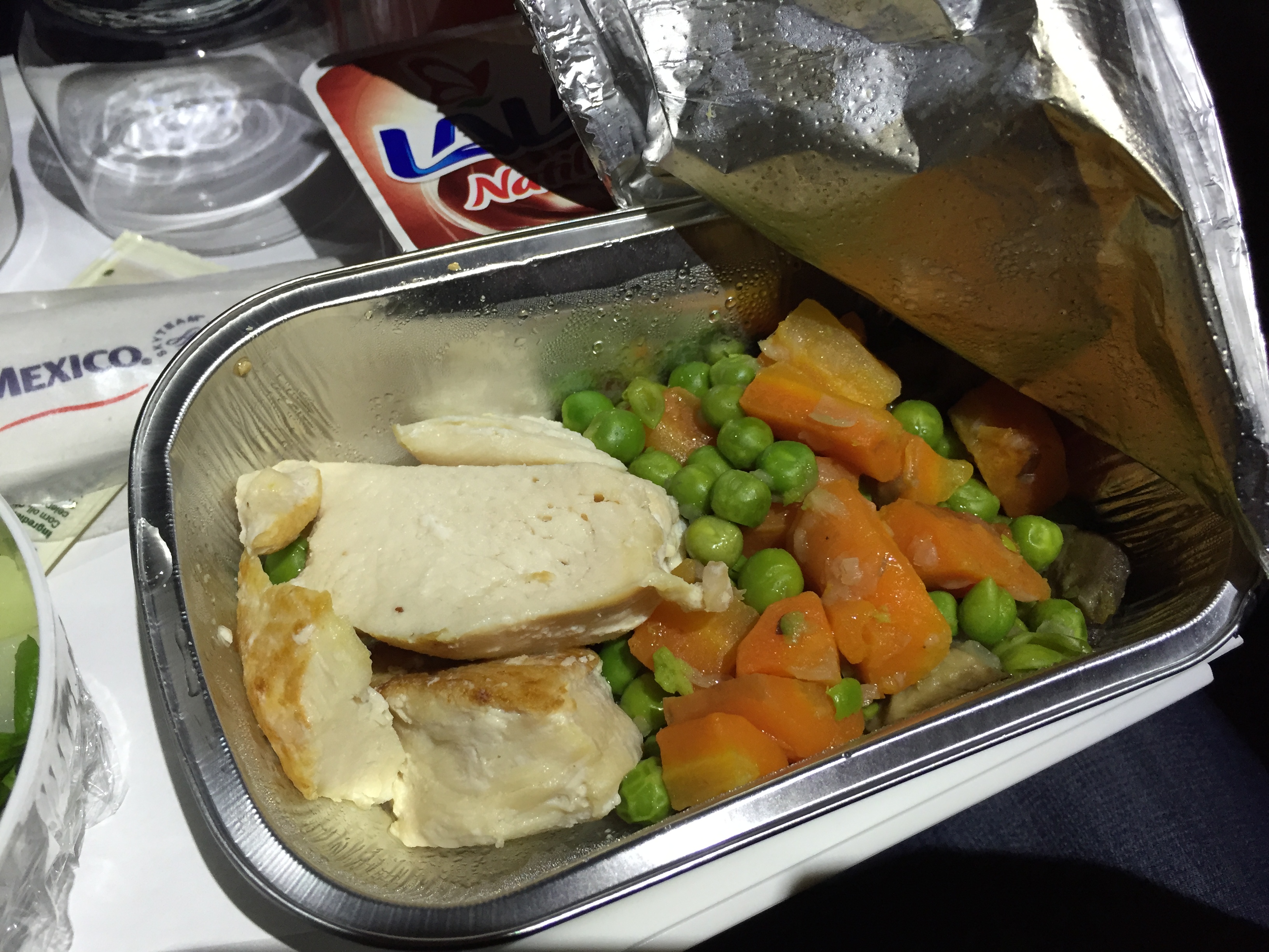 Pollo con verduras, fue mi elección en este vuelo. 