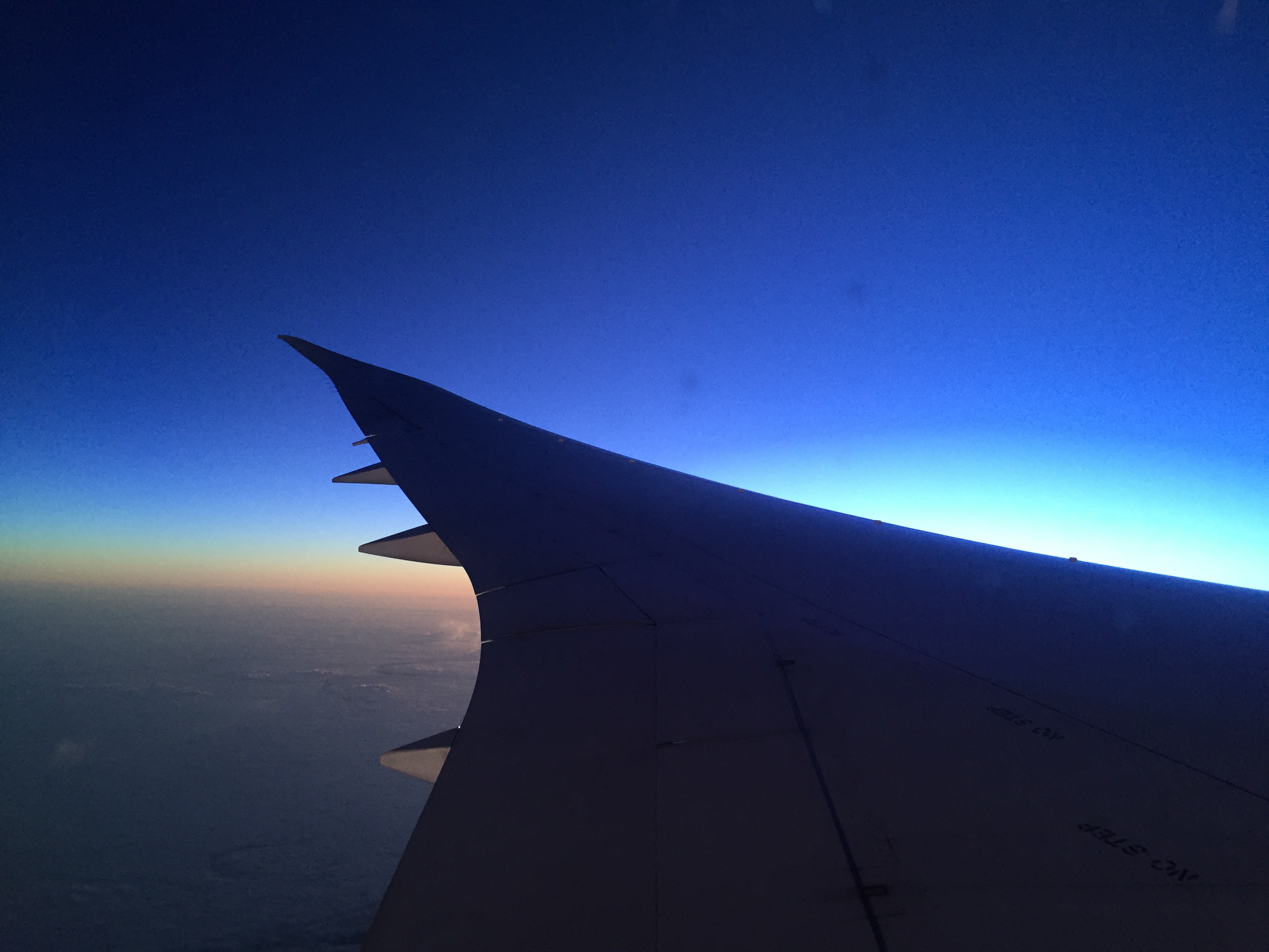 Espectacular vista del amanecer. Sin duda el ala del Dreamliner, tiene algo que enamora. 