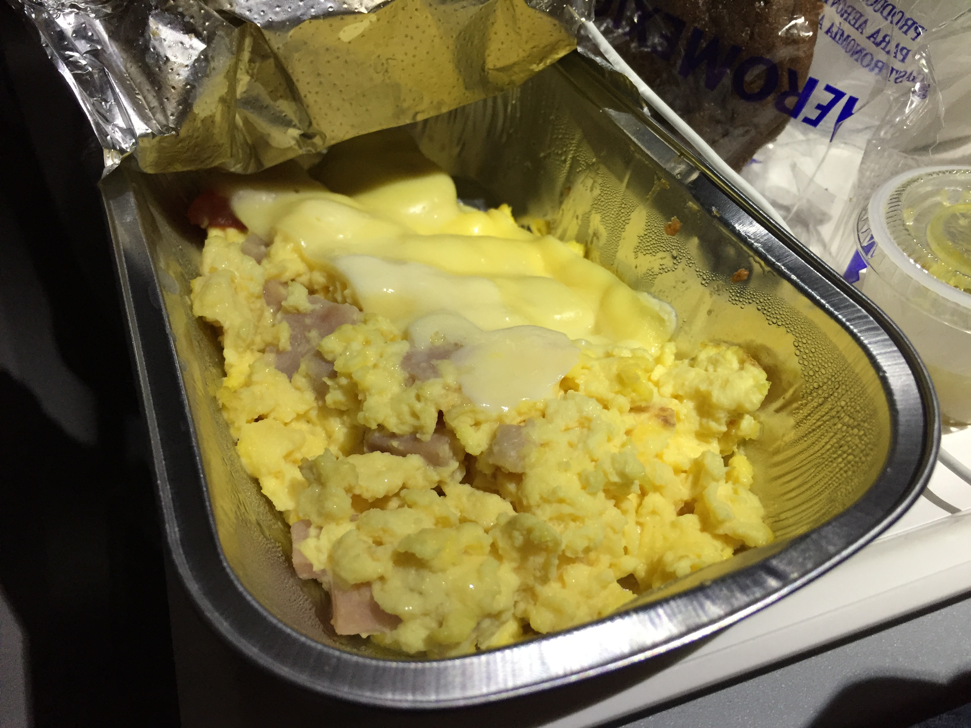 Las aerolineas tradicionalmente ofrecen huevo revuelto a secas. El queso y el jamón fueron bien recibidos. 