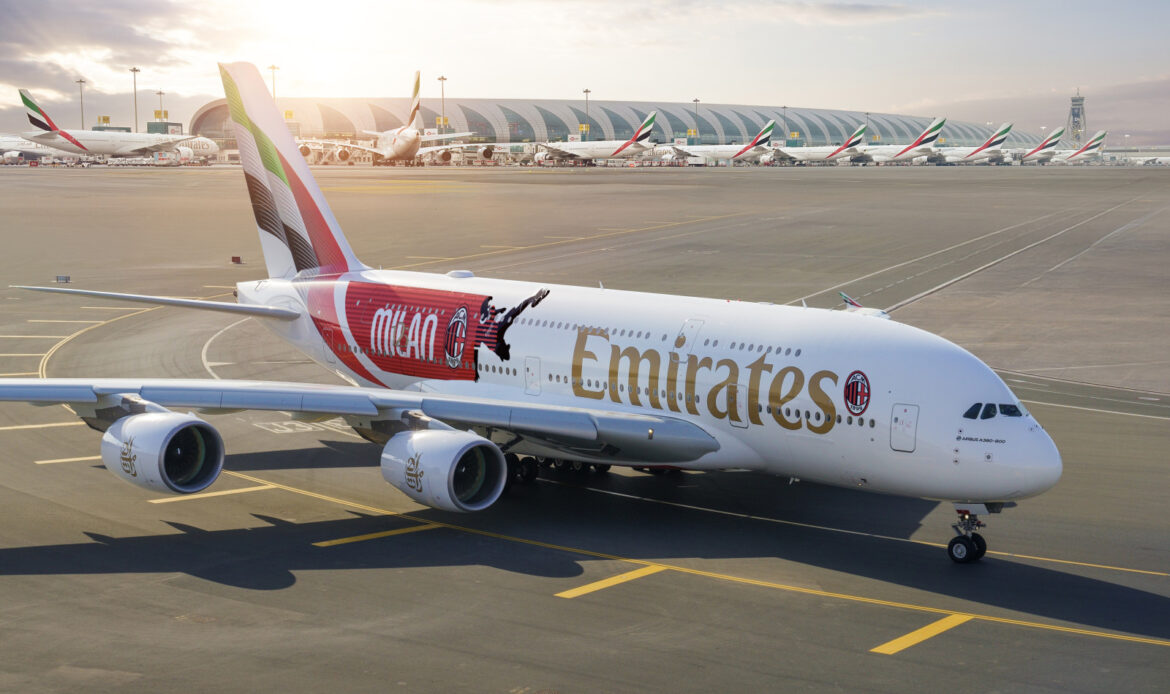 Emirates presenta livery especial del club AC Milan