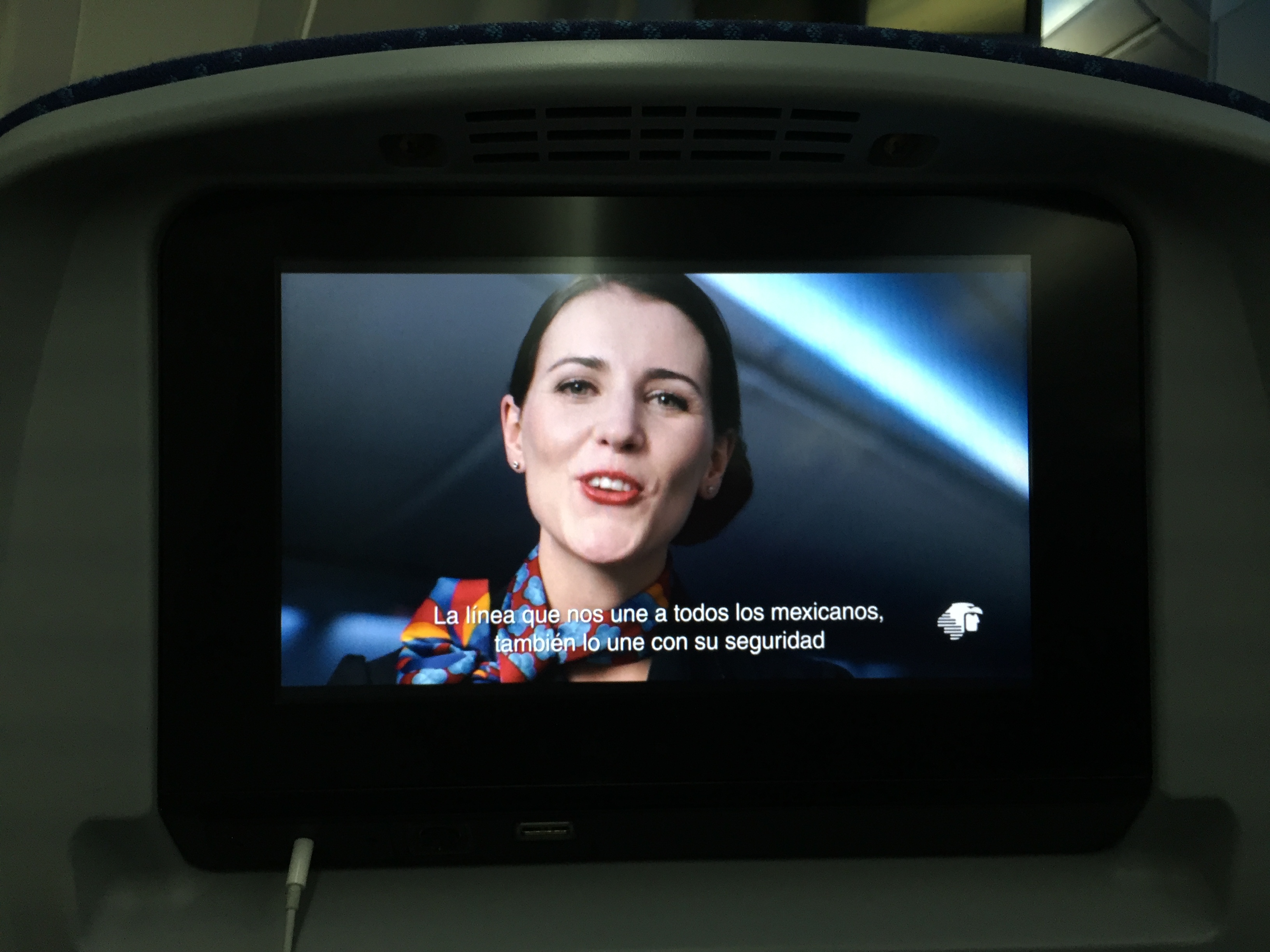 El video de seguridad de Aeromexico, intentá ser creativo como el de Air New Zealand y Delta. Sin embargo solo en detalles. A mi punto de vista: se queda demasiado conservador.