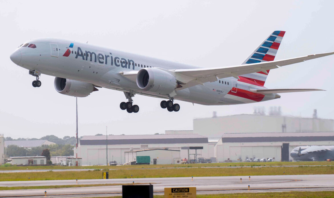 American Airlines podría reducir la cantidad de sobrecargos a bordo de sus Dreamliners