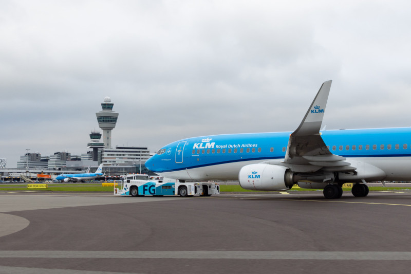 KLM hace uso de un Taxibot para remolcar un Boeing 737