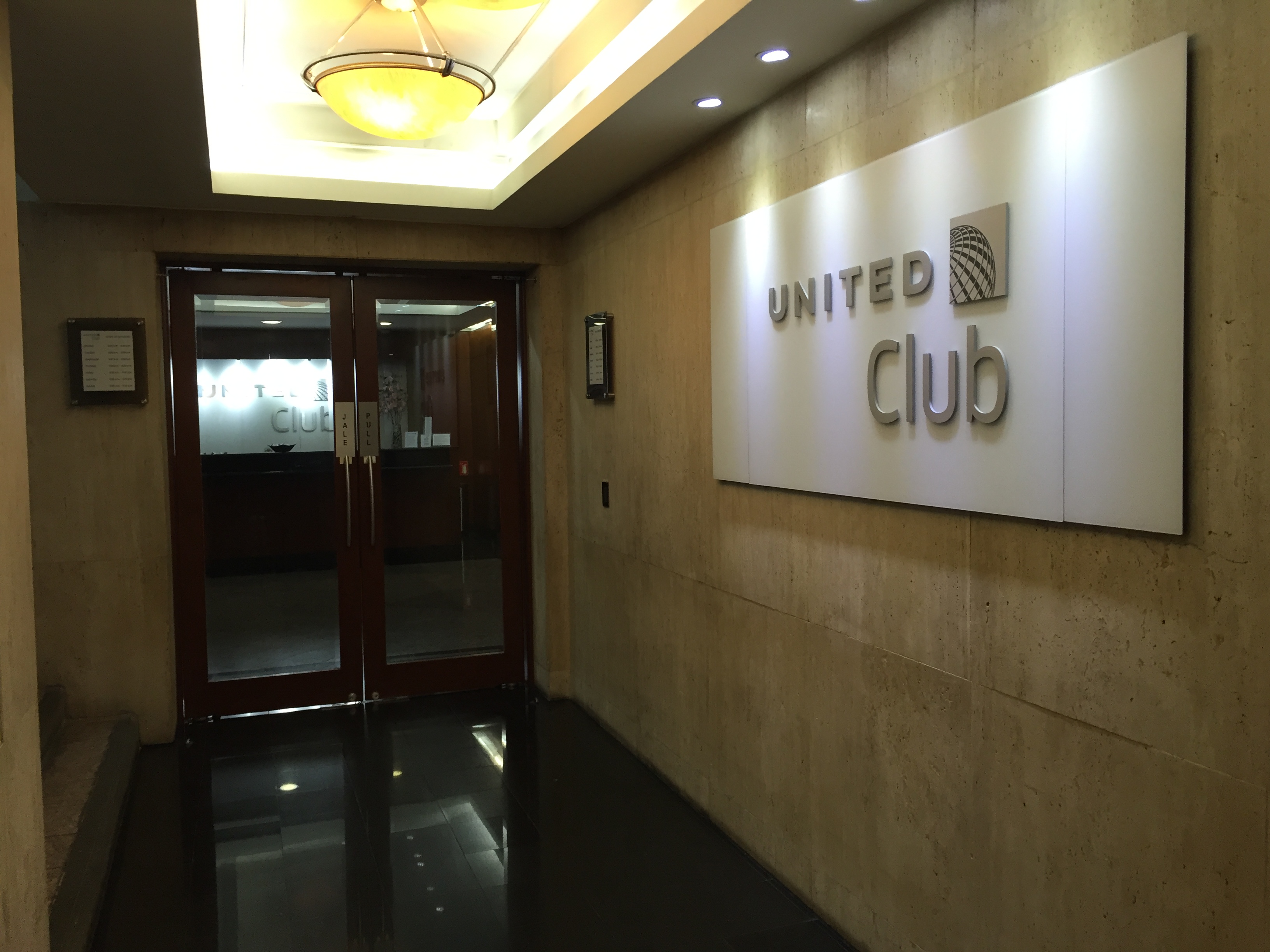 El United Club se encuentra en el 2º piso de la terminal 1.