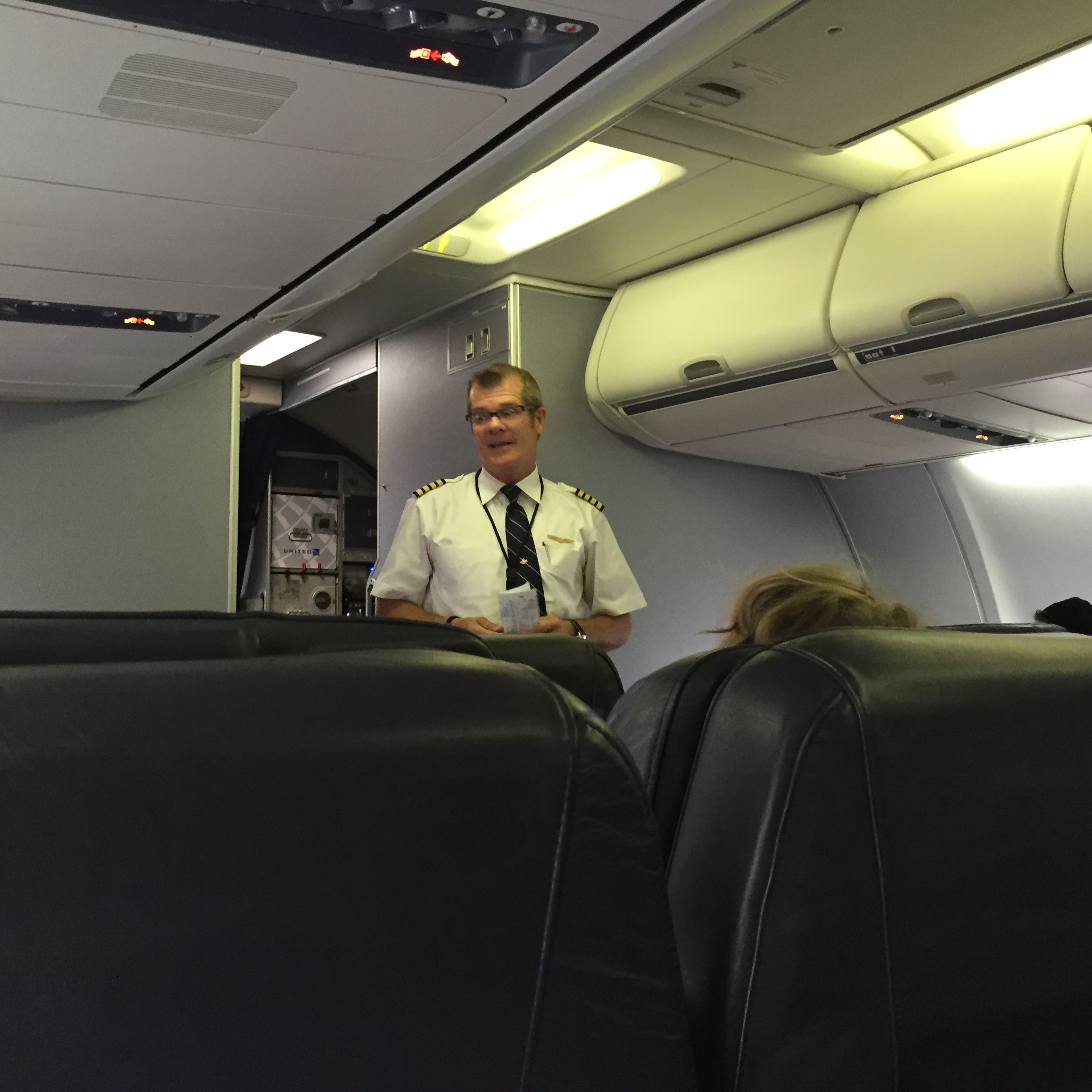 El Capitan de la aeronave, dio personalmente la bienvenida a los pasajeros de Business class, ¡Un grán detalle!