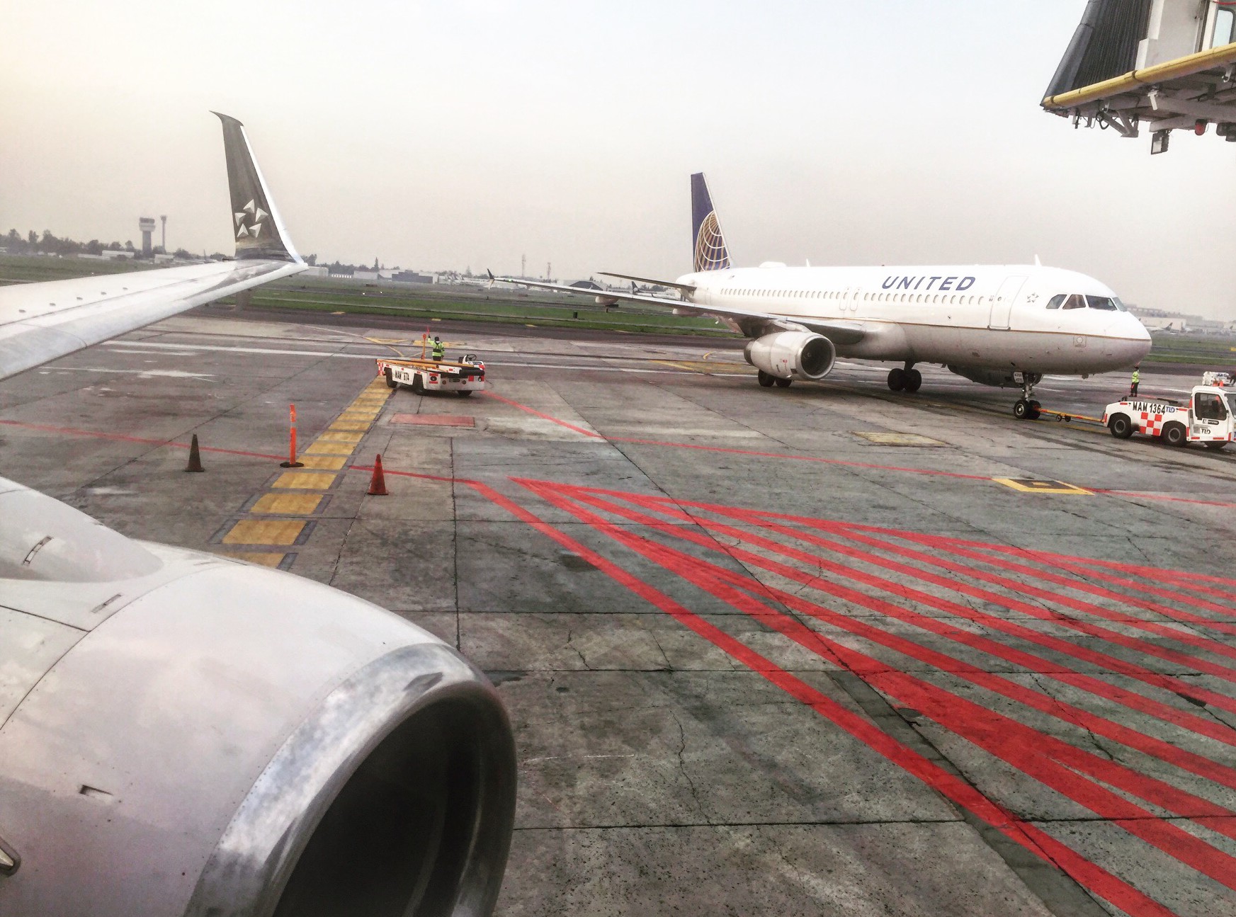 La Ciudad de México es territorio United, al lado nuestro un A320 de United. Del otro lado un 737-800.