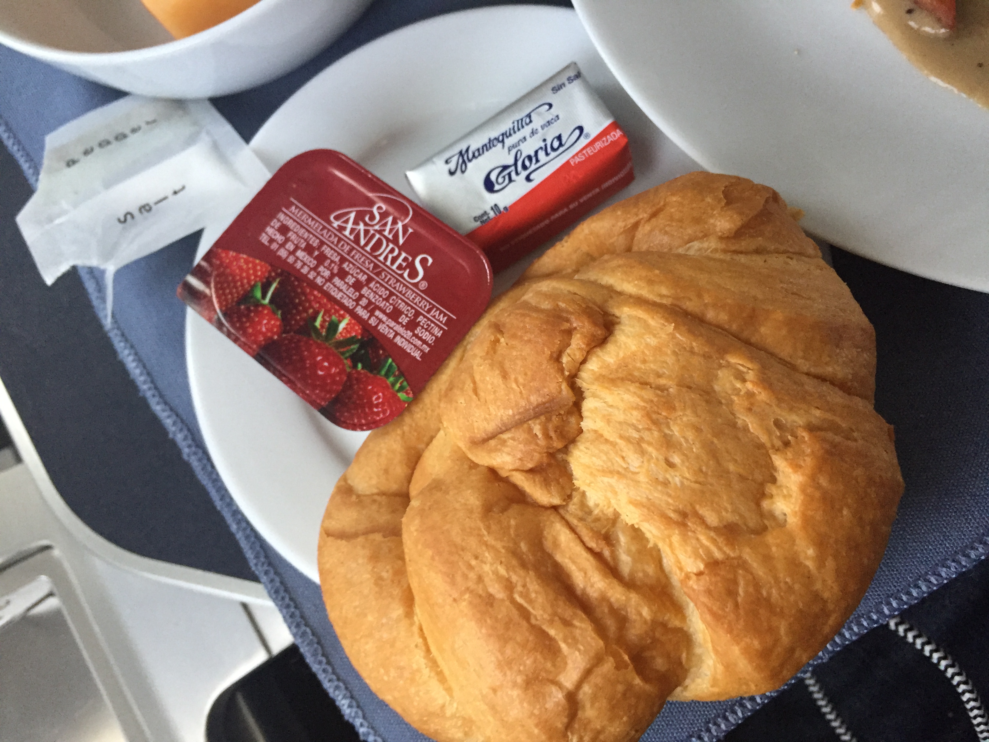 Adicional al desayuno, se ofreció una charola de pan caliente con distintas opciones, yo opté por el croissant. 