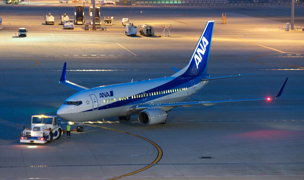 Boeing 737-800 de ANA regresa al aeropuerto de origen tras grieta en ventanilla