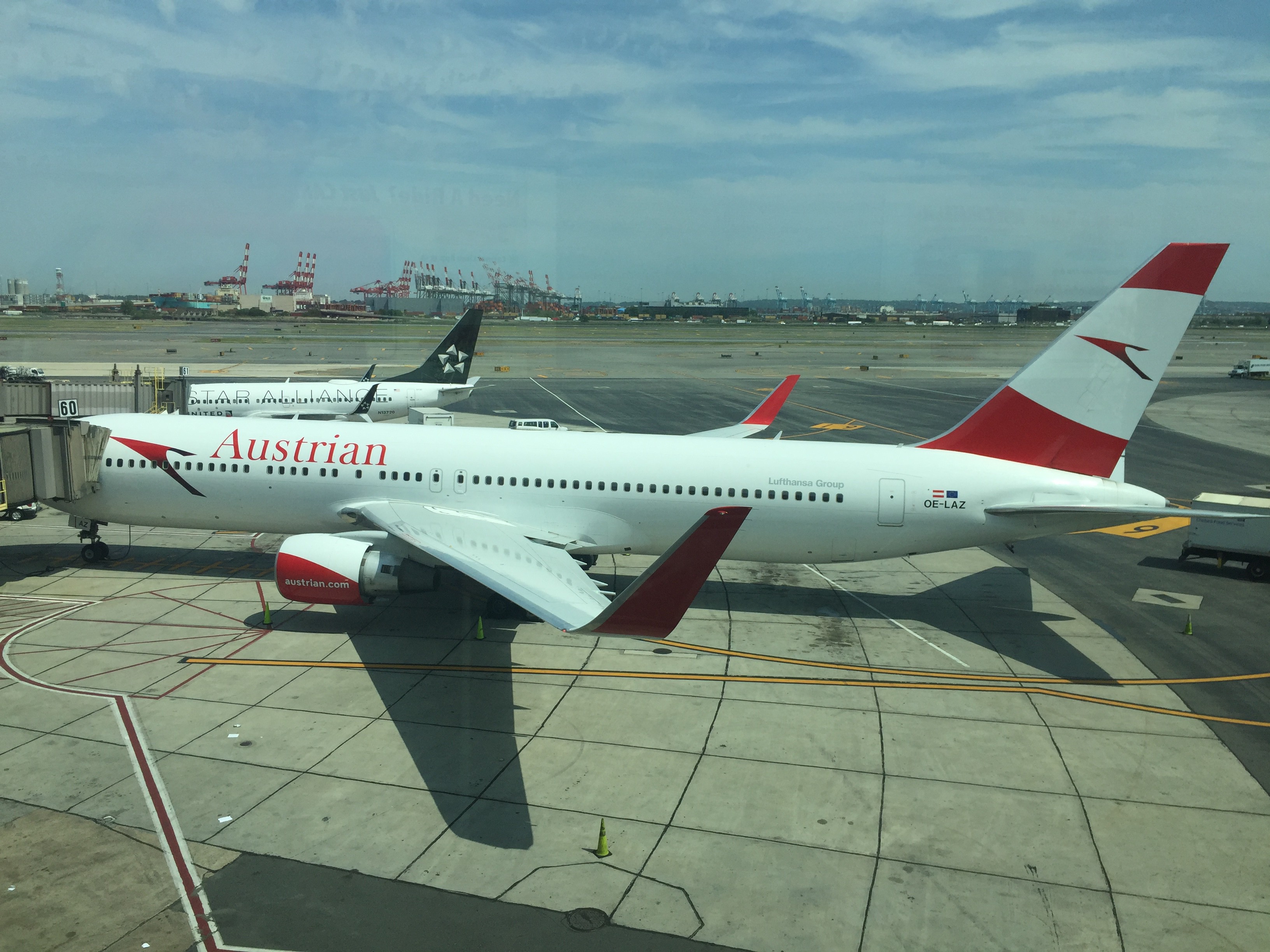 Ya desde el area de migración nuestro 737 se ve diminuto en comparación del 767 de Austrian. 