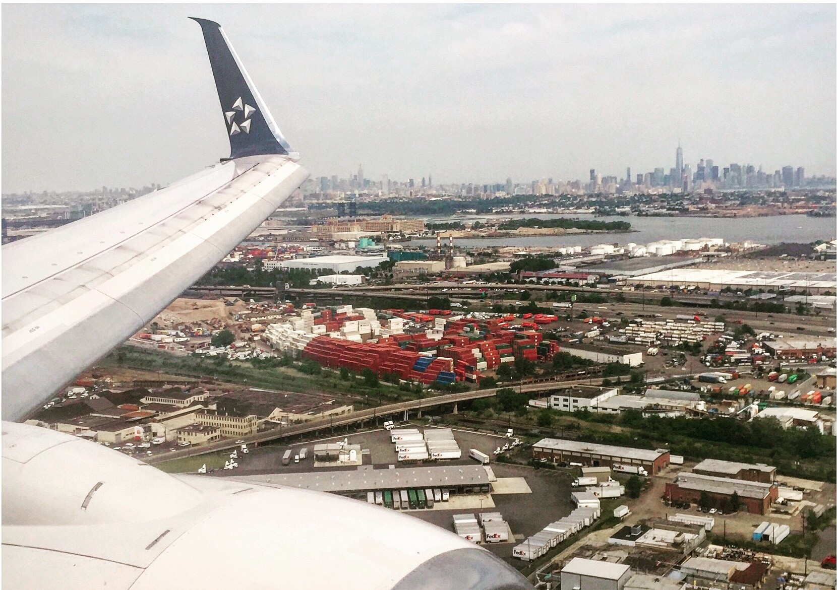 En una misma imagen, el winglet con el logo de Star Alliance, el Empire State y el One WTC.