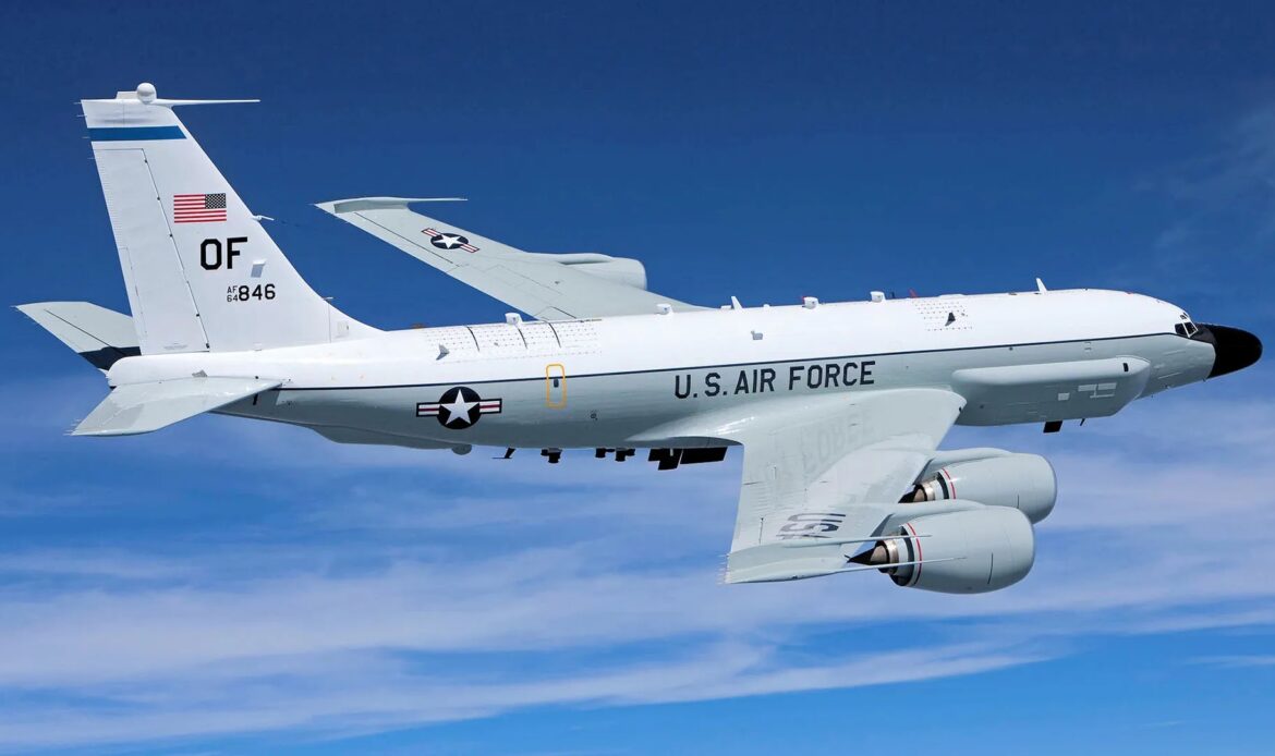 Avión de la Fuerza Aérea de Estados Unidos sobrevuela cerca de territorio nacional