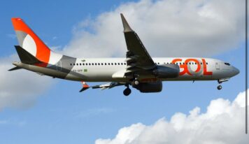 Boeing 737 de GOL colisiona con vehículo