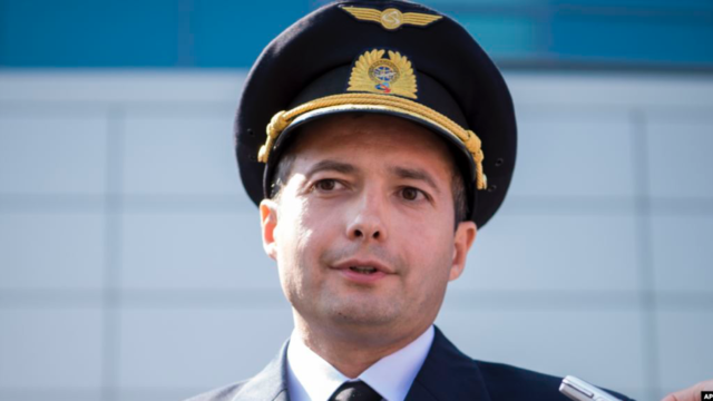 Vladimir Putin nombra Héroe de Rusia al capitán del vuelo de Ural Airlines