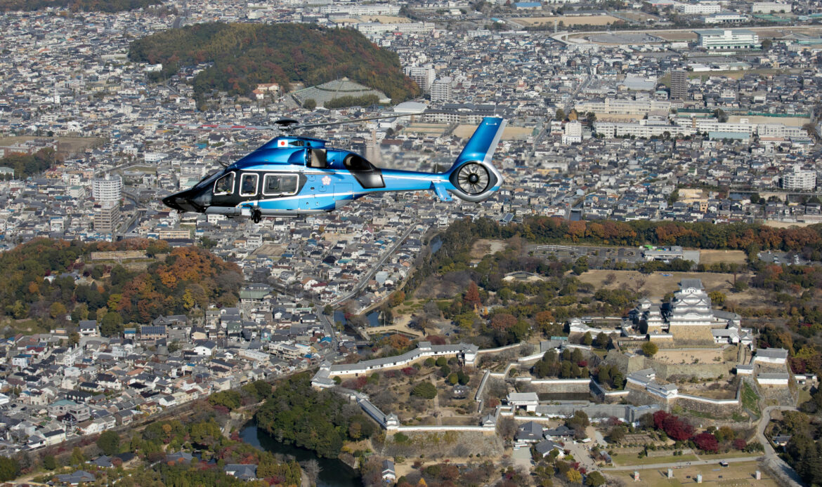 Policia de Japón recibe dos helicópteros Airbus H160