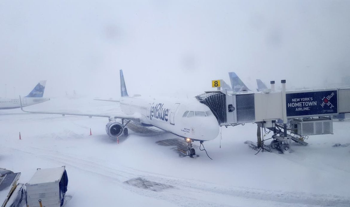Por mal tiempo, pasajeros de JetBlue quedan atrapados en aviones en Nueva York