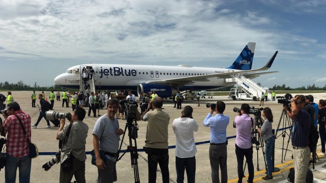 A bordo de un vuelo histórico: JetBlue hace su primer vuelo programado de EE.UU.AA a Cuba en más de 50 años