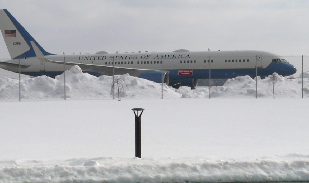 Joe Biden queda atrapado en el Air Force One por tormenta de nieve